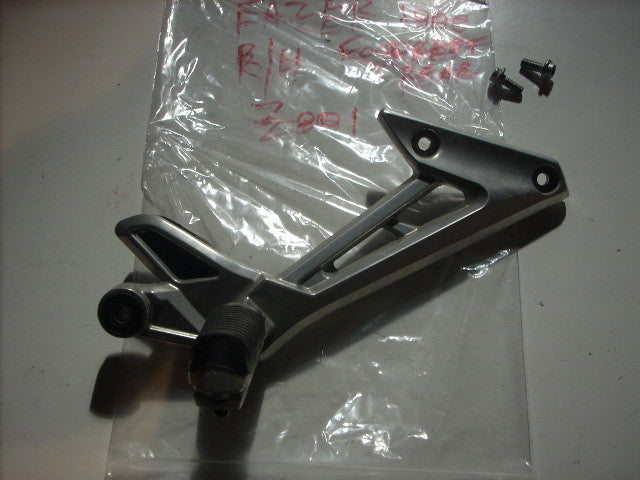 Yamaha Fazer FZS FZ 1000 2001/2005 5LV Platine et repose pied droite AR,arriere,