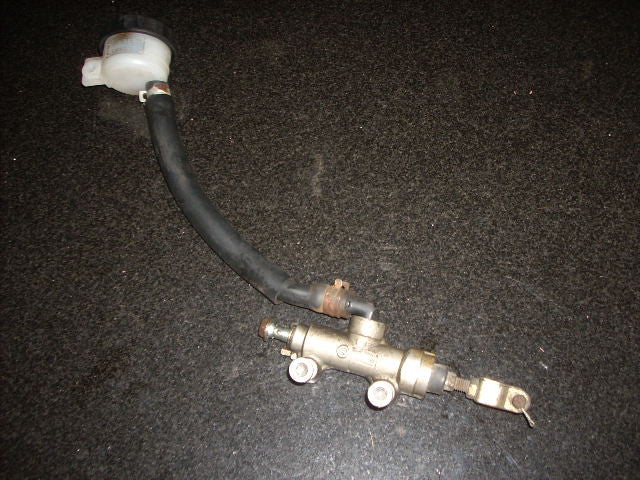 2004 Kawasaki ZZR 600 ZX E11, maître-cylindre de frein arrière avec la reservoir