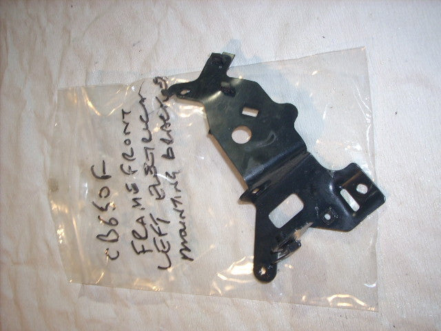 2015 Honda CB650F ABS , ok 14/15 suport En haut à gauche pour les connecteurs él