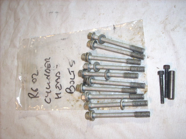 Yamaha YZF R6 5EB 99/02  les boulons de culasse. cylinder head bolts.