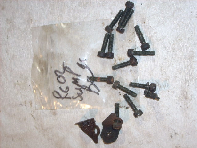 Yamaha YZF R6 5EB 99/02 boulons de sous carter moteur. sump bolts.