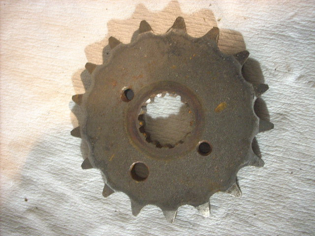 Front Sprocket, Pignon avant AV  Suzuki GSX 1400 K1/K4 17 teath dents 51318 95 0
