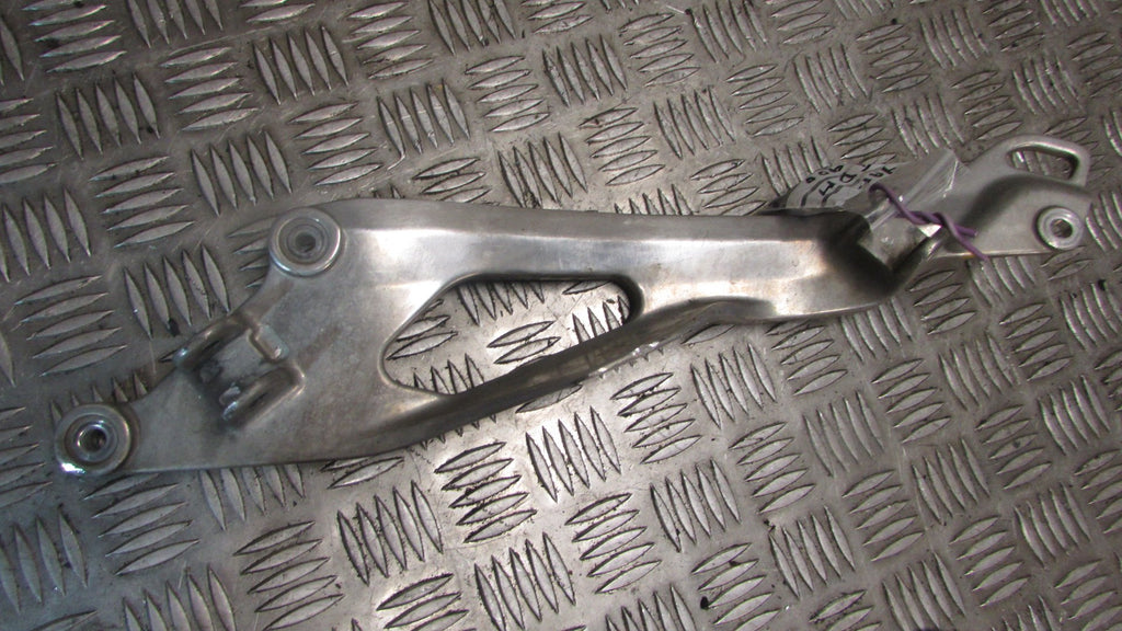 Yamaha TDM 900 2014, Platine pour repose pied gauche,,FOOT REST HANGER bracket l