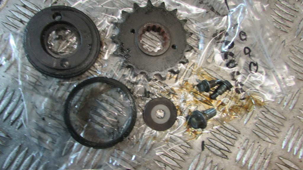 Honda CBR 1000F SC21 1987/88 pignon avant et écrou de fixation,front sprocket an
