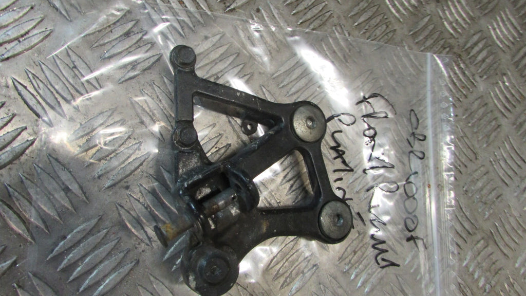 Honda CBR 1000F SC21 1987/88 Platine pour repose pied droit AV avant,FOOT REST H