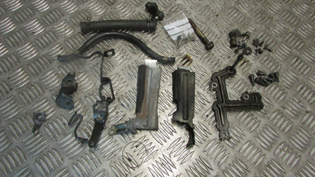 Honda CBR 1000F SC21 1987/88 vis, support,various fixings screws, brackets