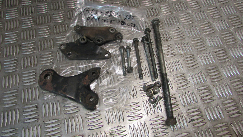 Yamaha RD X 125 1979 Vis Suport moteur,,engine mounts bolts nuts screws fixings