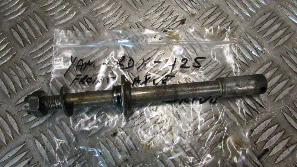 Yamaha RD X 125 1979 axe de la rue avant,, front axle spindle FRONT WHEEL AXLE s