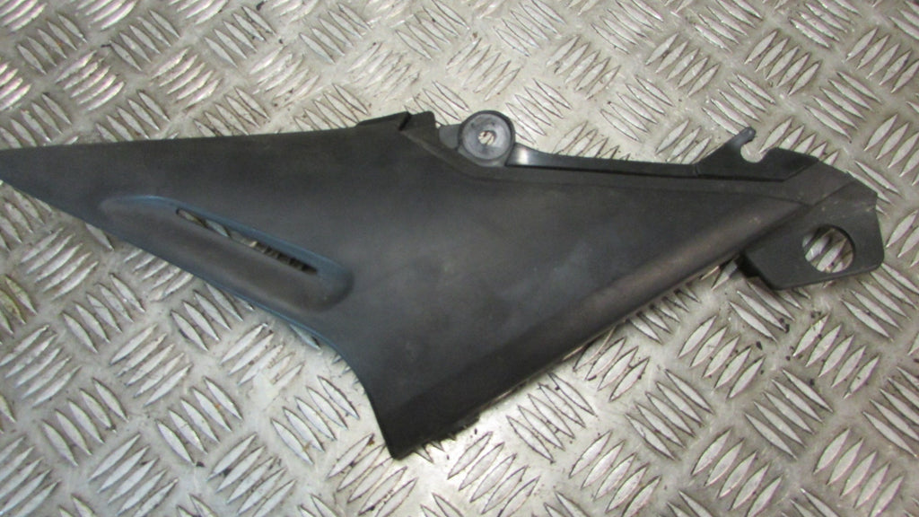 Yamaha XJ 600 Diversion 4BR carénage cache coque gauche sous le siege et reservo