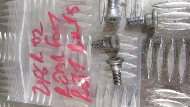 KAWASAKI NINJA ZX6R ZX-6R J1 J2 2000/2 vis platine repose pied ar arriere,rear F