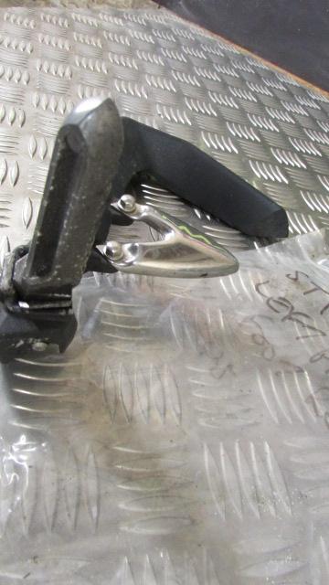 Triumph ST Sprint 1050, 05>10 Platine et repose pied AV avant gauch,,FOOT REST H