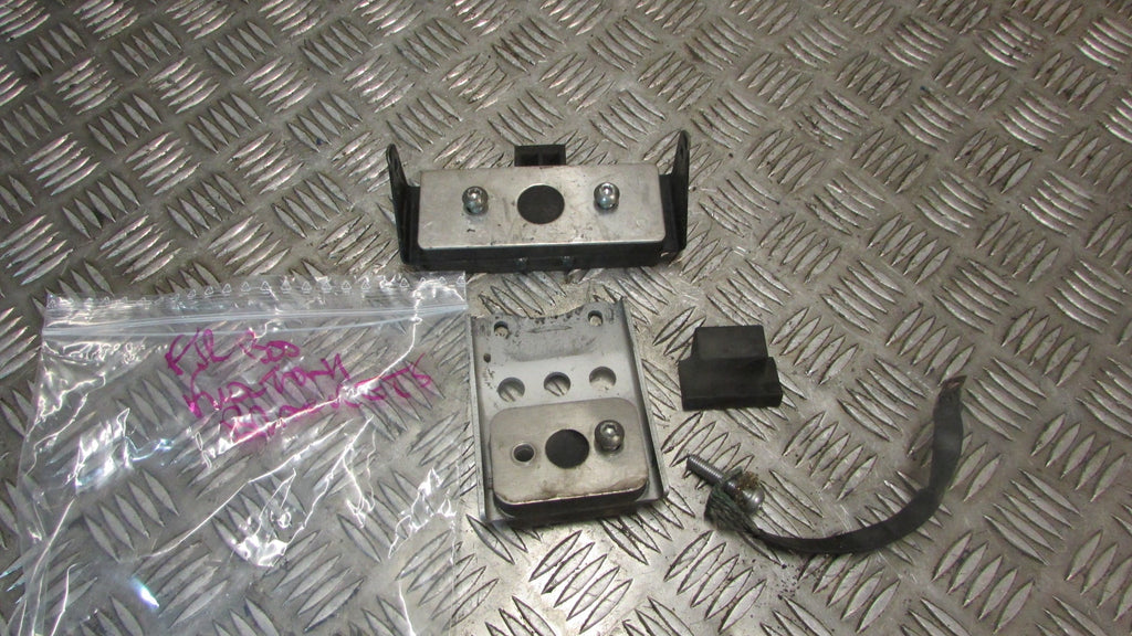 Yamaha FJR 1300 ABS 2006>2012 VIS Ecrou Goujon de fixation reservoir essense ,fu