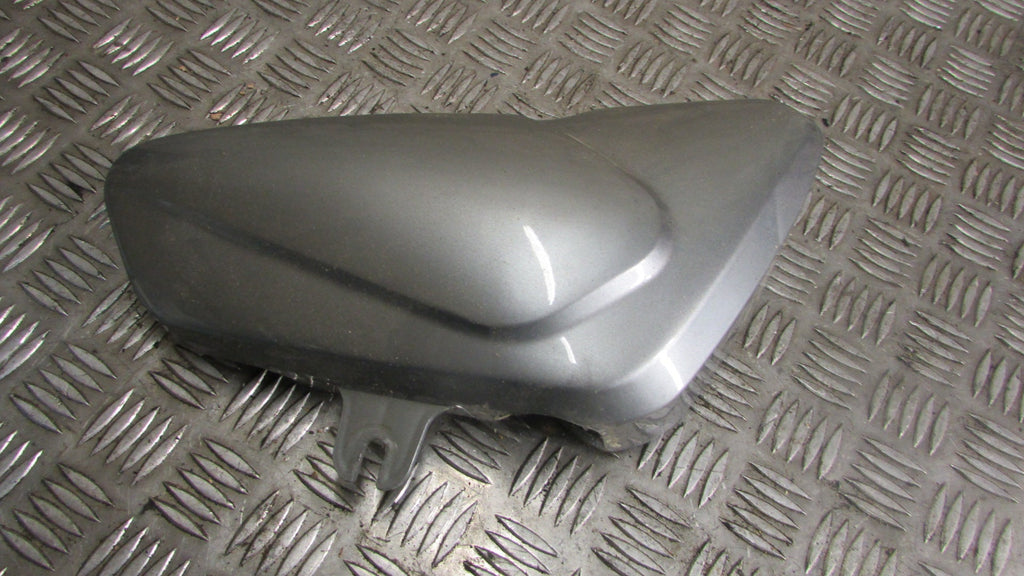 Hyosung GV 125 Aquila MF51 carénage cache coque droite sous le siege et reservoi
