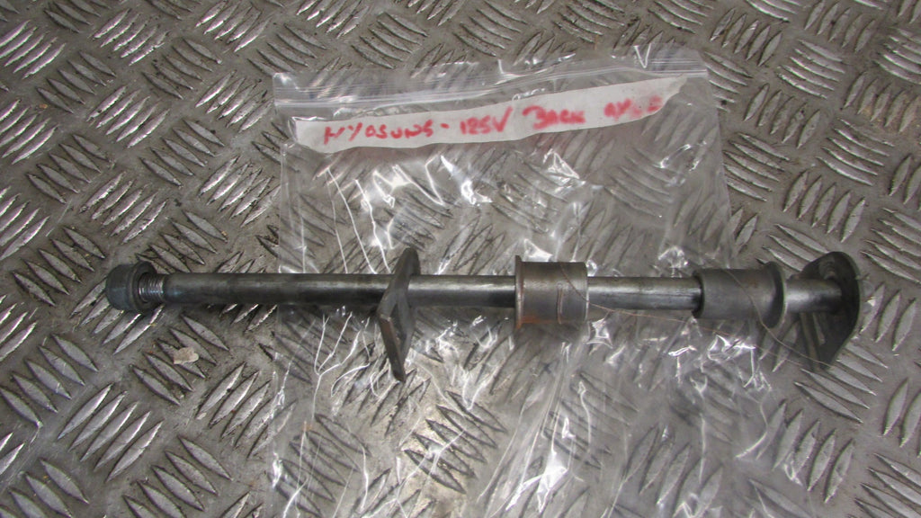 Hyosung GV 125 Aquila MF51 Axe de rue arrier,,rear wheel axle, spindle,