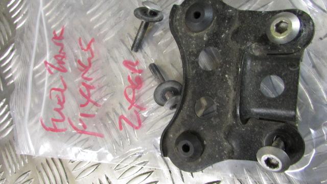 KAWASAKI NINJA ZX6R ZX-6R J1 J2 2000/2 VIS Ecrou Goujon de fixation de le reserv