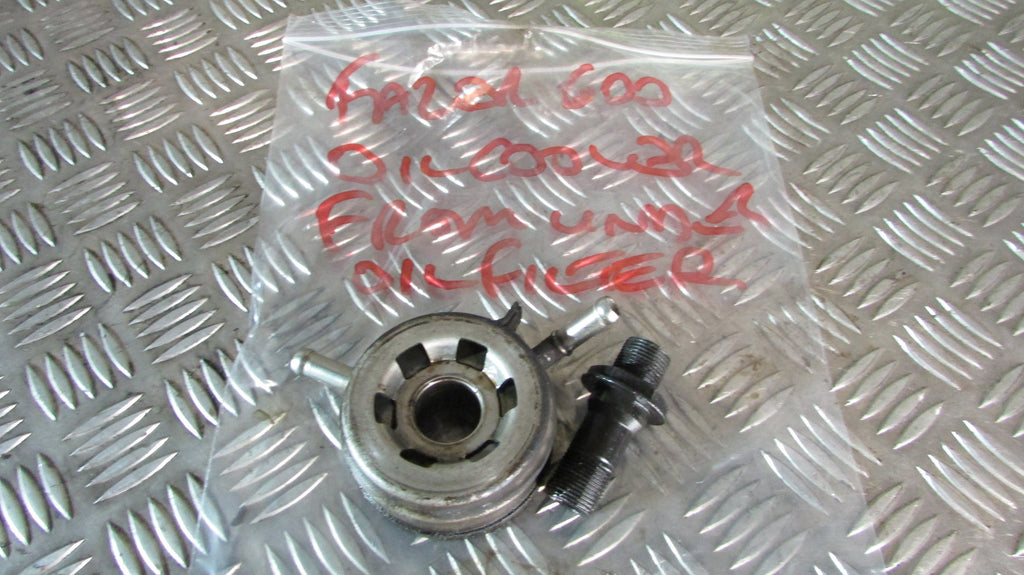 Yamaha Fazer FZS 600 2000 (1998/2003) RJ021 MONTAGE DE FILTRE A HUILE ET ECHANGE