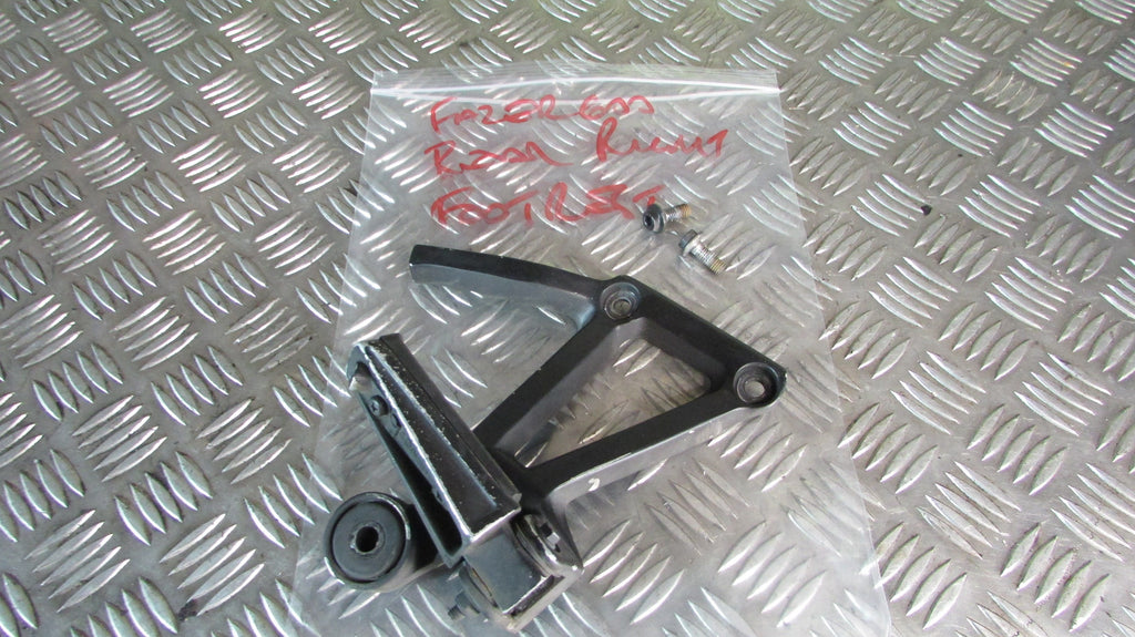 Yamaha Fazer FZS 600 2000 (1998/2003) RJ021 Platine et repose pied droite AR,arr