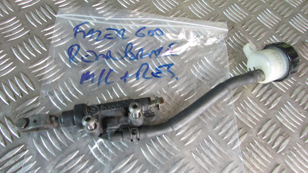 Yamaha Fazer FZS 600 2000 (1998/2003) RJ021 maître-cylindre de frein arrière ,,R