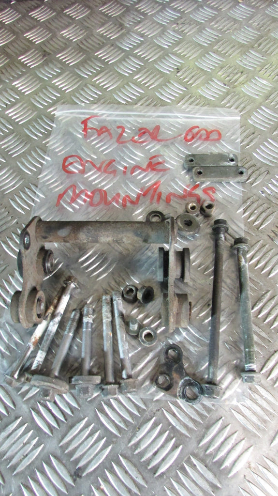 Yamaha Fazer FZS 600 2000 (1998/2003) RJ021 Vis Suport moteur,,engine mounts bol