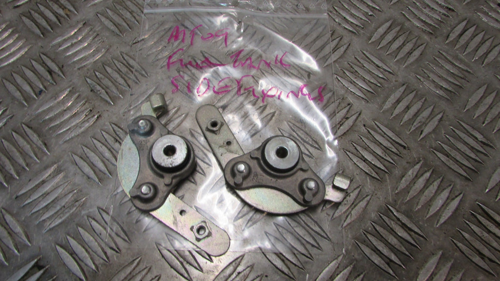 Yamaha MT-09 Tracer fixation gauche et droite de le reservoir d essense,,fuel ta