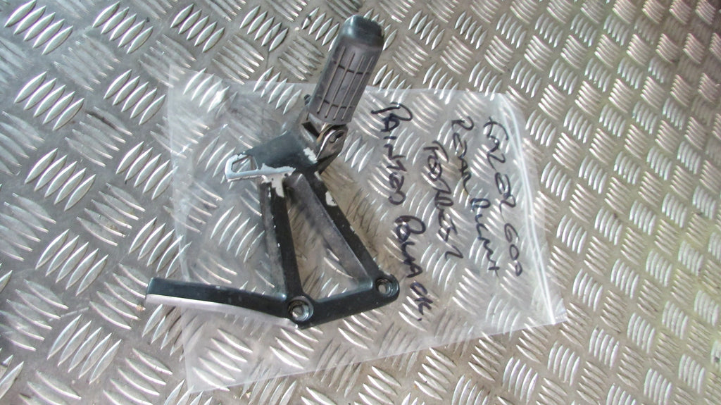 Yamaha Fazer FZS 600 2000 (1998/2003) RJ021 repose pied et platine AR gauche,arr