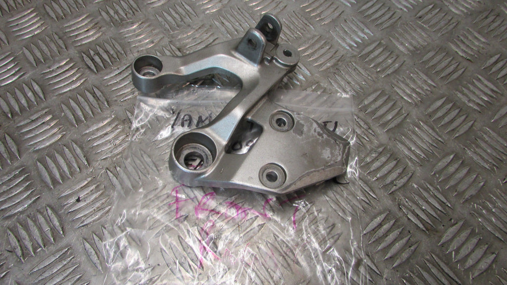 Yamaha MT-09 Tracer Platine pour repose pied droit AV avant,FOOT REST HANGER rig