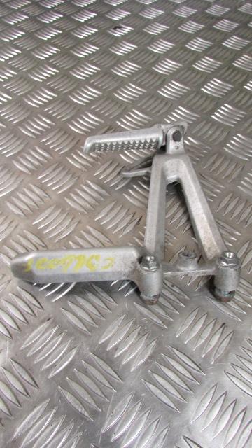Honda CBR600F5 01-07 Platine et repose pied droite AR,arriere, passager,, foot r