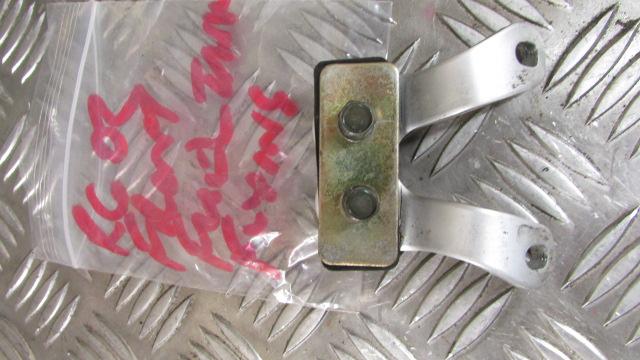 Yamaha YZF R6 5EB 99/02 15552m ,VIS Ecrou Goujon de fixation de le reservoir d e