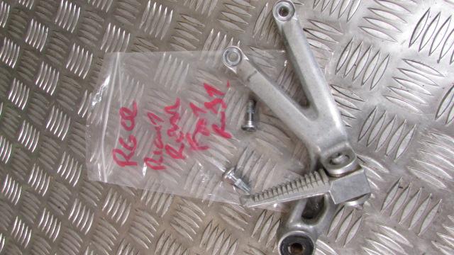 Yamaha YZF R6 5EB 99/02 15552m Platine et repose pied droite AR,arriere, passage