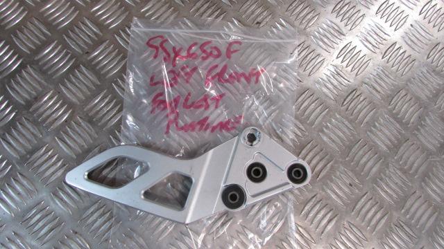 Suzuki GSX650F 2011 Platine pour repose pied avant av gauche,,FOOT REST HANGER b