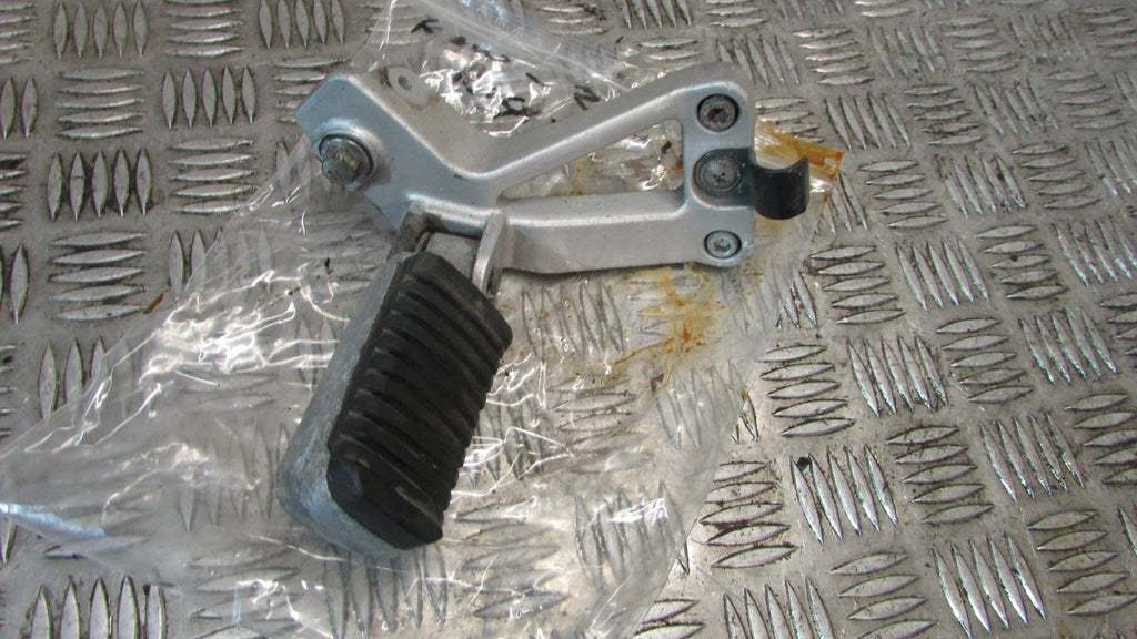 Kawasaki GTR 1000 ZGT00AA 2001 repose pied et platine AR droite,arriere, passage