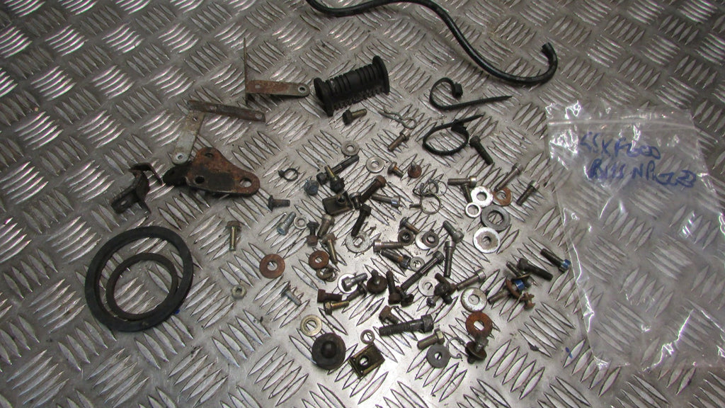 Suzuki GSX600F 1988 88/97 GN72A B vis, support,various fixings screws, brackets