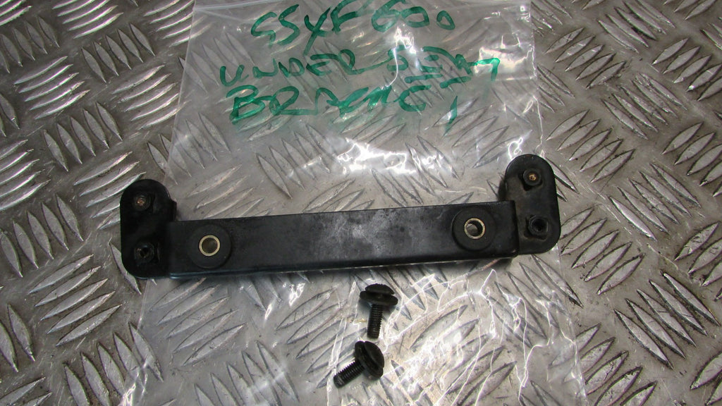 Suzuki GSX600F 1988 88/97 GN72A B fixation de sous le siège,,under seat brackets