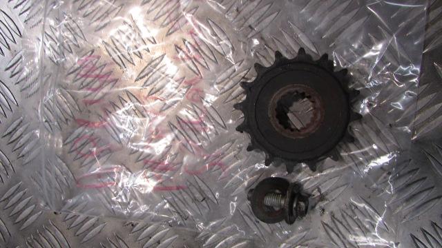 Aprilia Tuono V4 R ABS 2011 pignon avant et écrou de fixation,front sprocket and