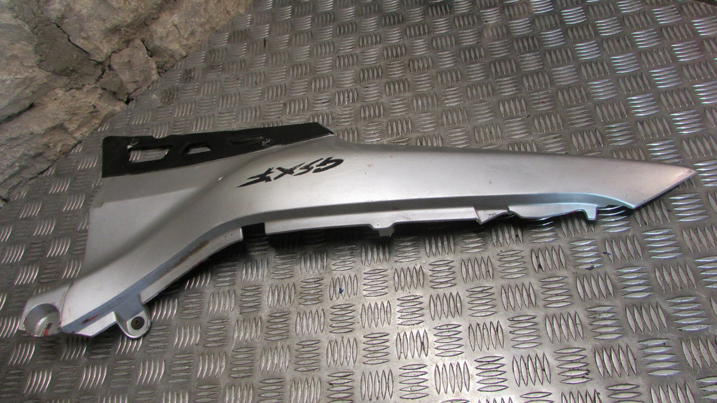 Suzuki GSX600F 1988 88/97 GN72A B carénage lateral sous le siège droite, Fairing