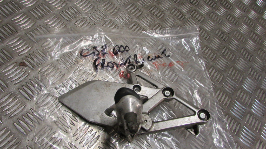 Honda CBR 600 96 PC31 F3 95/98 Platine et repose pied AV avant droite,,FOOT REST