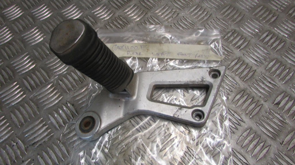 Suzuki GSX 1100 F GV72 C 88/94 repose pied et platine AR gauche,arriere, passage
