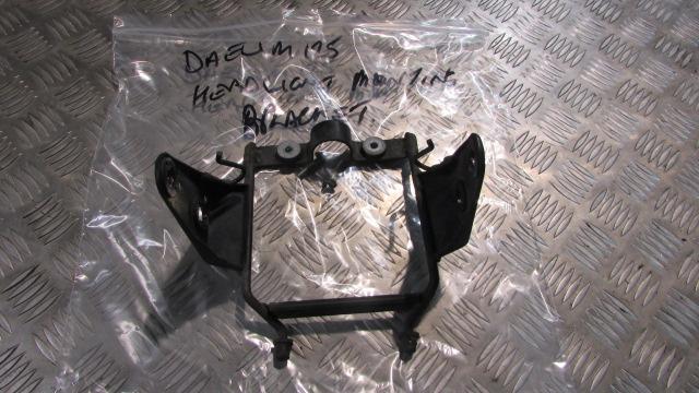 Daelim 125 Roadwin 2005 attache de phare avant AV ,Headlight head light bracket,
