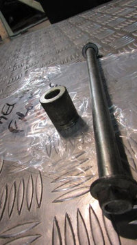 Daelim 125 Roadwin 2005 axe de la rue avant,, front axle spindle FRONT WHEEL AXL