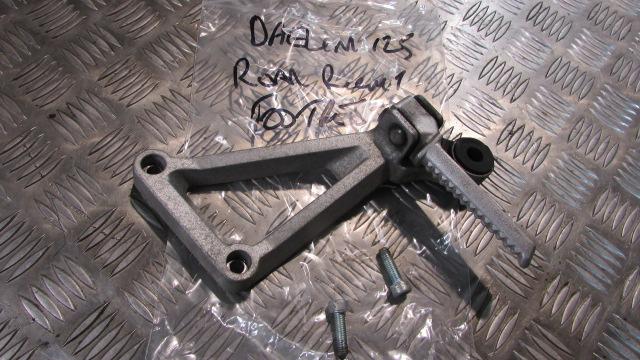 Daelim 125 Roadwin 2005 Platine et repose pied droite AR,arriere, passager,, foo