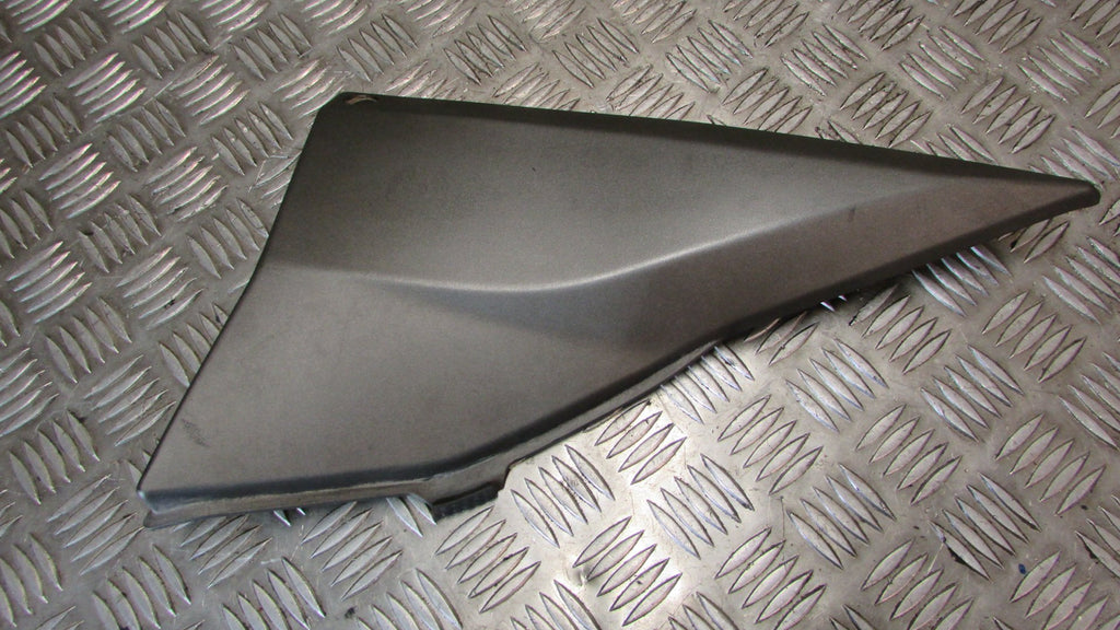 Kawasaki Z 750 ZR750 J 2004/2006 carénage cache droite sous le siege et reservoi