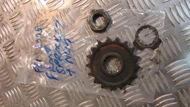 Yamaha FZ1 RN16 2008, (06>14) pignon avant et écrou de fixation,front sprocket a