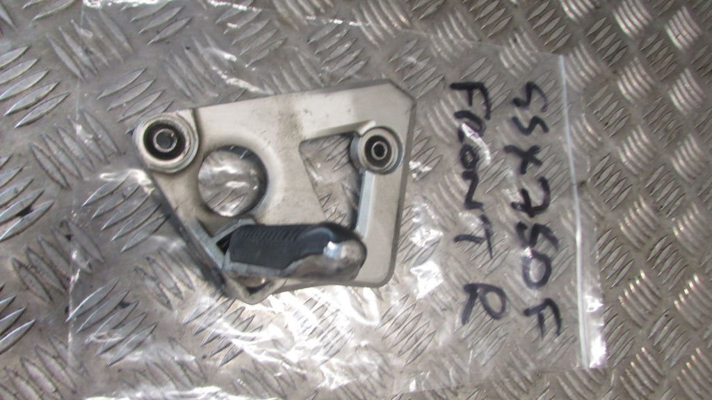 Suzuki GSX750F GR78A 1993 88/97 Platine et repose pied droite avant droit pilot,
