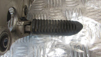 Suzuki GSX750F GR78A 1993 88/97 Platine et repose pied droite avant droit pilot,