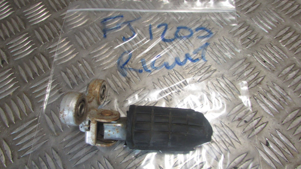 Yamaha FJ 1200 1993 3CX 91/96 Platine et repose pied droite avant droit pilot,,