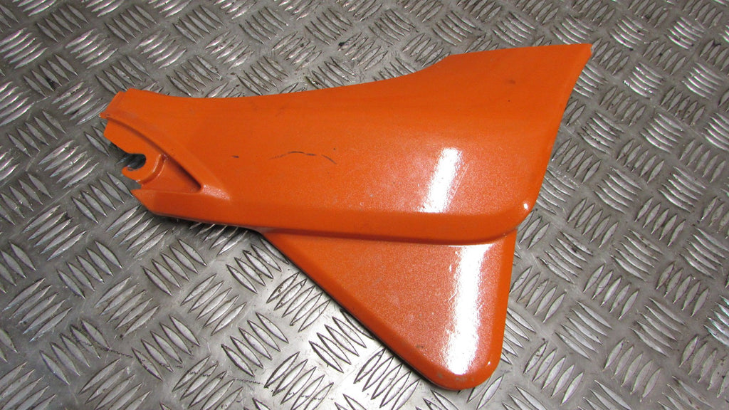 Honda CBX 650e RC13 Nighthawk carénage sous le siège droit, Frame trim under sea