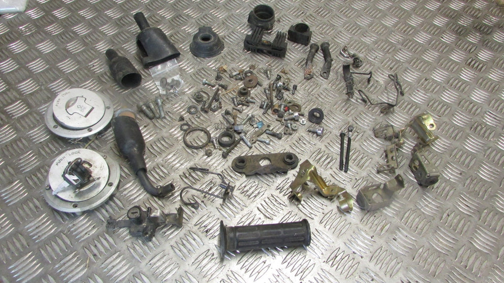 Honda VFR 750 RC24 1988 vis, fixations,various fixings screws, bits & pieces bra