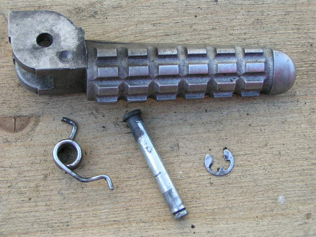 Ducati Monster 696 repose pied AV droit, foot rest front right , Fußrastenanlage