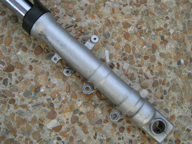 * FZ6 S2 fourches avant droite, endommagé pour les pièces seulement voir les pho