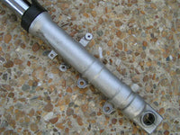 * FZ6 S2 fourches avant droite, endommagé pour les pièces seulement voir les pho